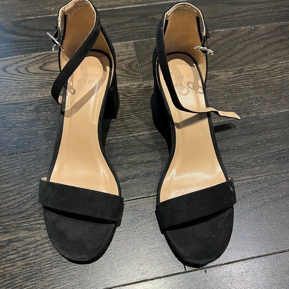 Barely worn square heeled shoes. - Picture 1 of 4